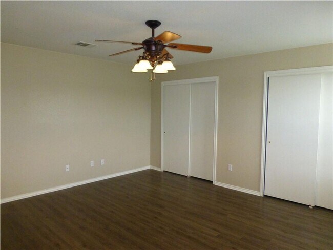 Building Photo - Beautiful Home on A Cul De Sac with Large Backyard