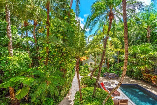 Building Photo - 814 W Dilido Dr