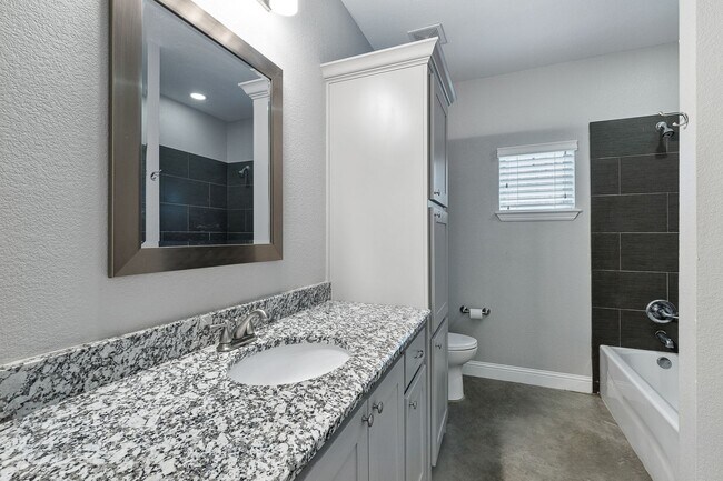 Building Photo - * MOVE IN SUMMER 07/06/2027 * 6 Bed 4 Bath, Walk to TCU, Free Light Housekeeping