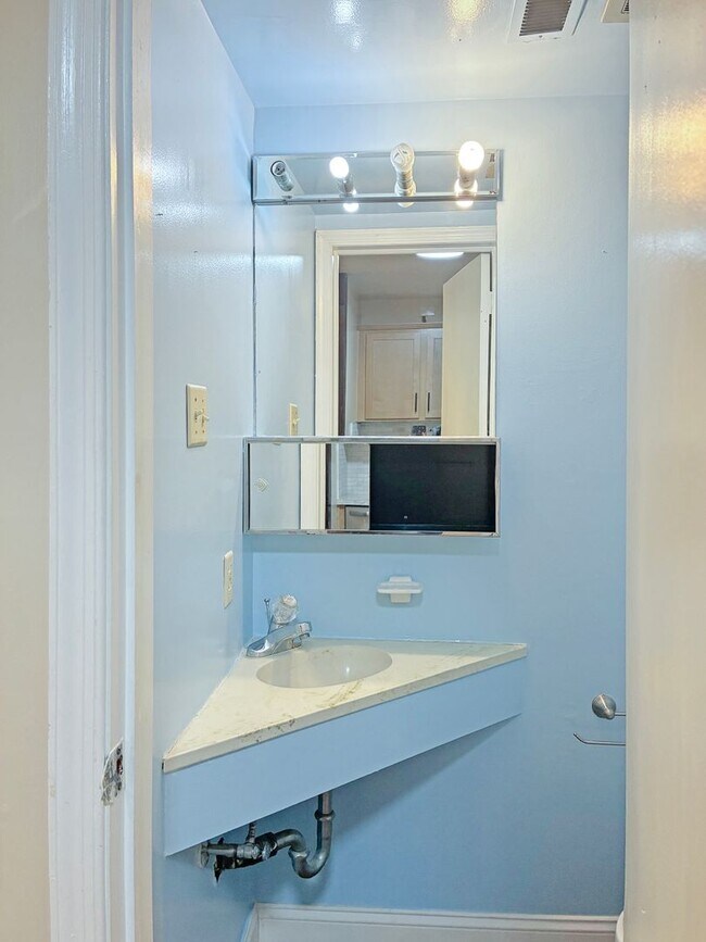 Building Photo - 2 Bed in Henrico Neighborhood