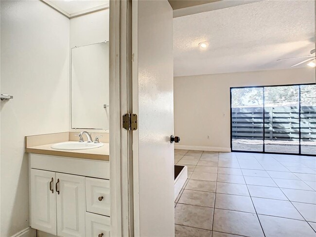 Building Photo - 955 Sunridge Dr