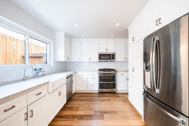 Building Photo - Prime Location 3 bedroom Townhome with Central A/C & Heat. Laundry in unit. Side-by-Side parking.