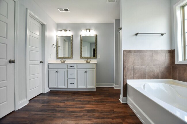 Building Photo - Pet Friendly Four Bedroom!