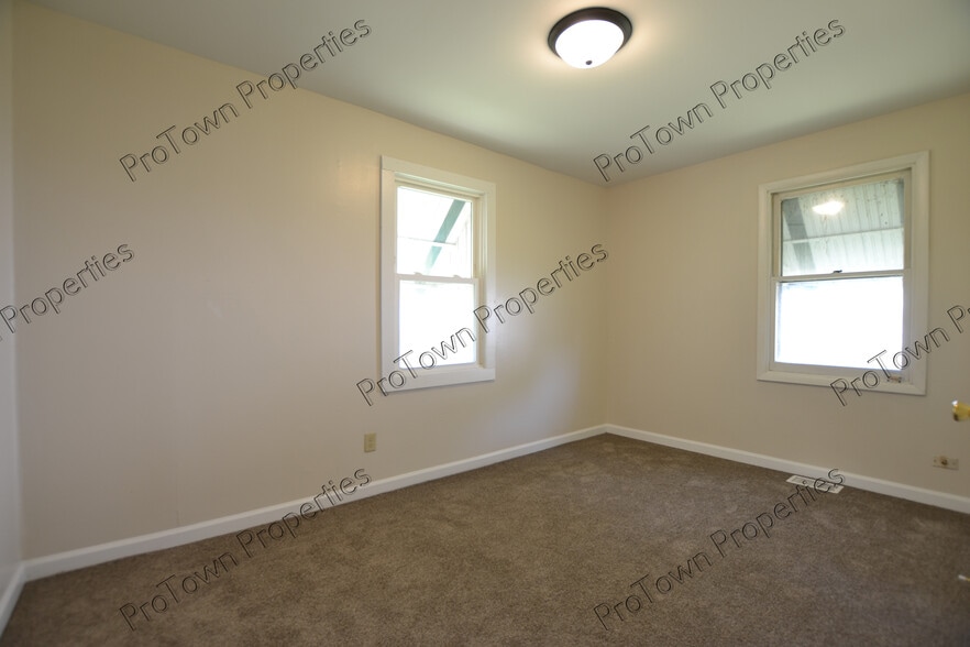 Building Photo - 121 Louis Rd