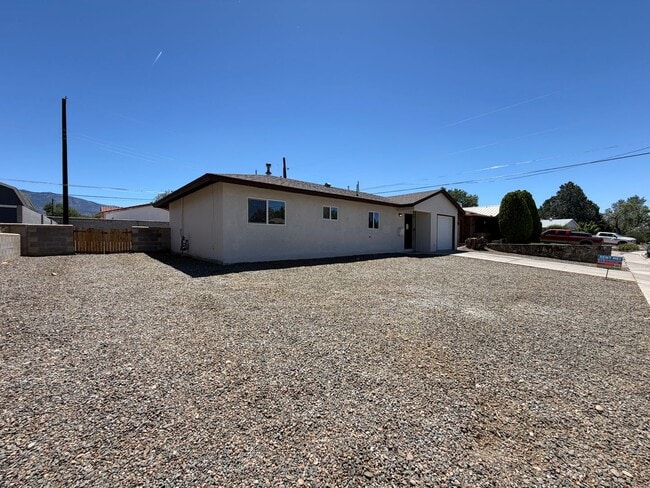 Building Photo - Updated 3 Bedroom Single Story Home Available Near Eubank Blvd NE & Constitution Ave NE!