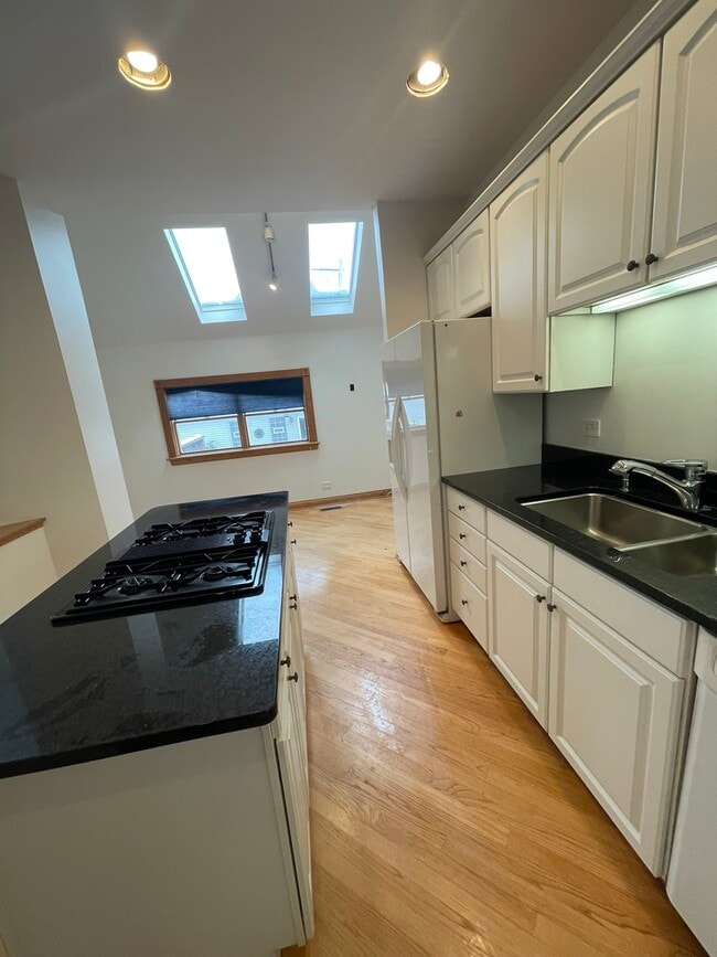 Building Photo - 3857 N Hermitage Ave