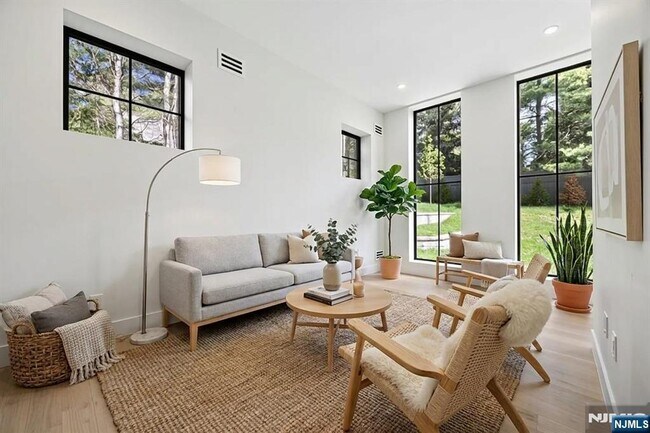Building Photo - 242 Hardenburgh Ave