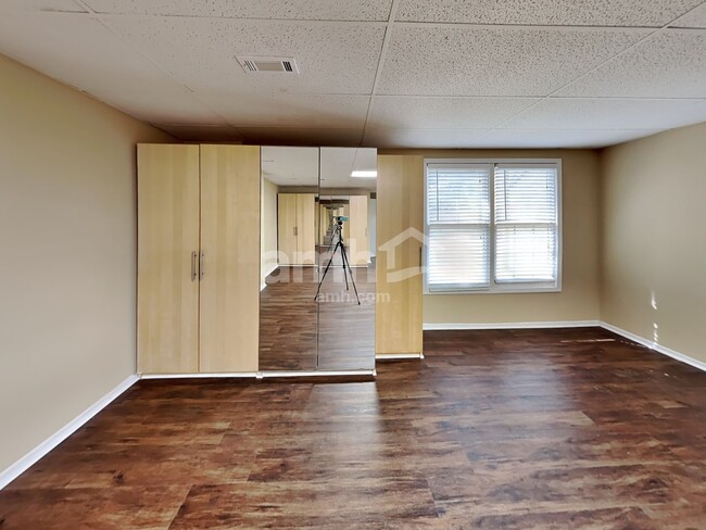 Building Photo - 4825 Old Field Dr NE