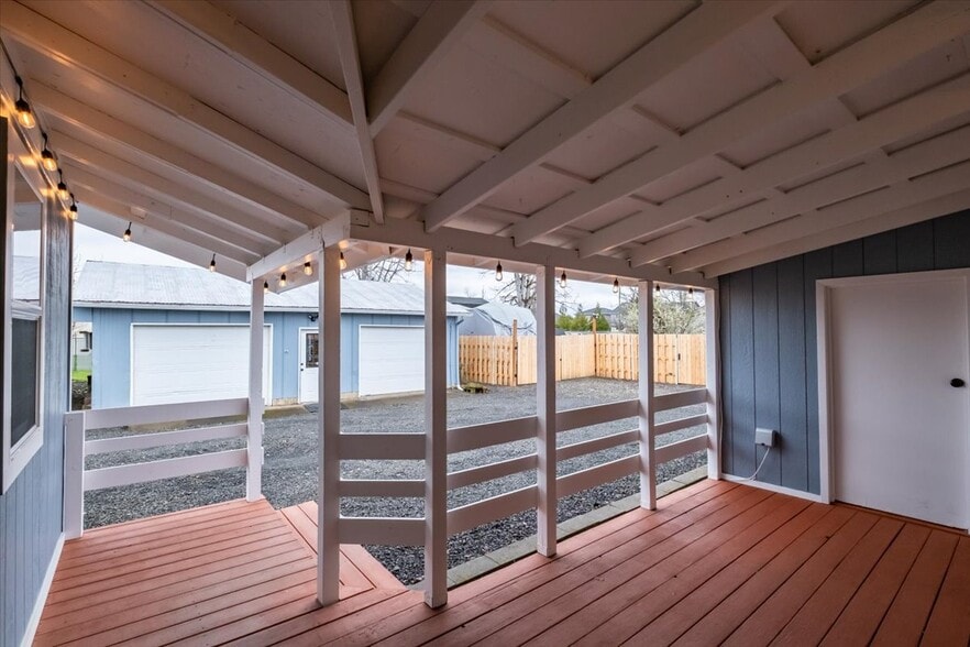 Building Photo - 365 S 15th St