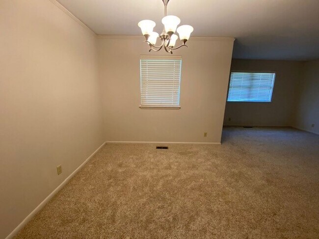 Building Photo - LARGE | 3 Bed | 2 Bath | Midtown Tulsa