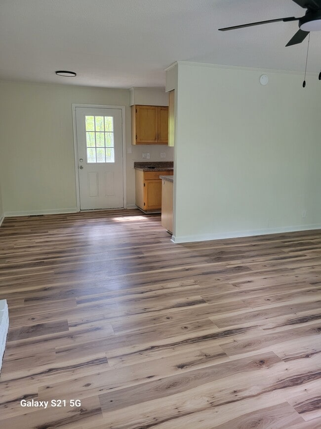 Building Photo - 214 Lakeshire Dr