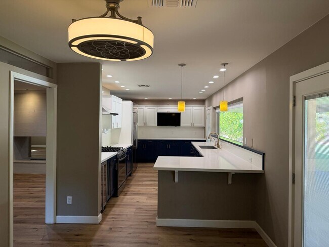 Building Photo - 9225 N Arroya Vista Dr W