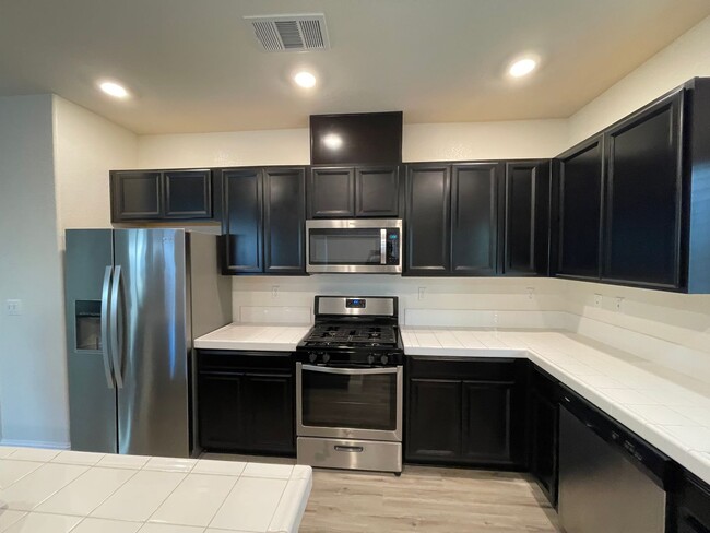 Building Photo - Beautiful 4 bed 2.5 bath in Sacramento!