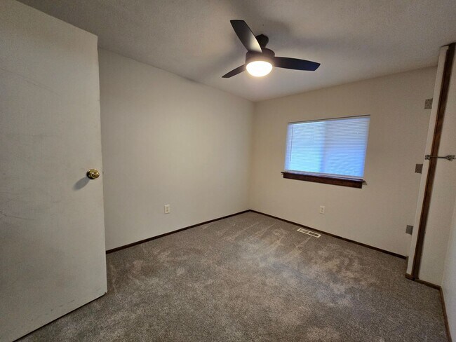 Building Photo - 3 Bedroom home in Mackinaw!