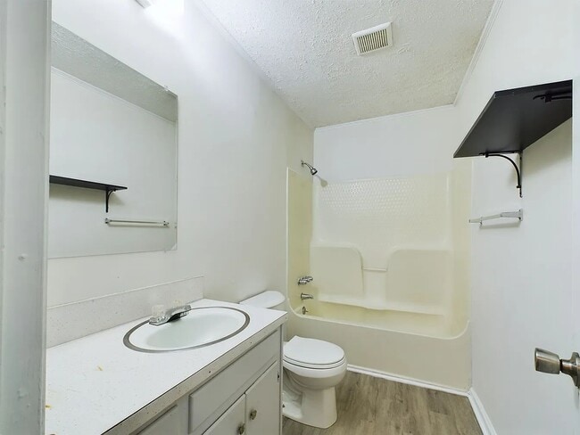 Building Photo - 622 Eastview Ct
