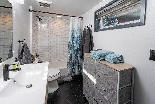 Building Photo - Hiatus Hideaway #3 - Close to Old Mill - S...