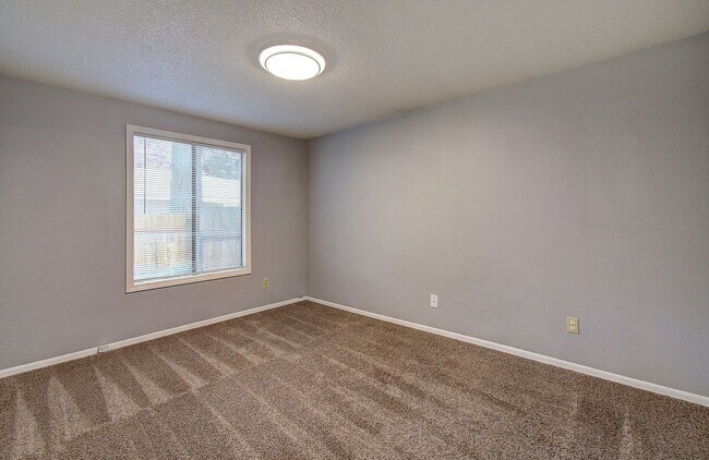 Building Photo - 2 BEDROOM, 1 BATH DUPLEX W/FENCED YARD!