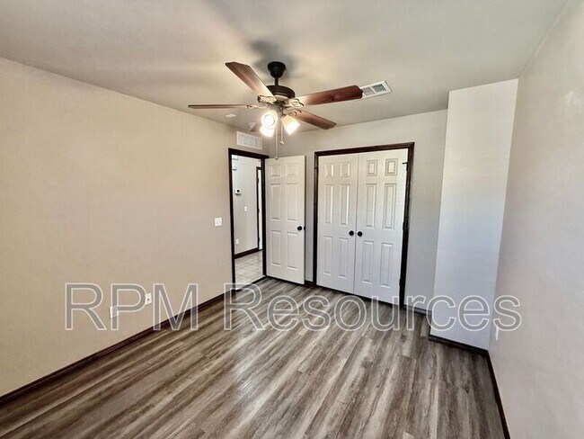 Building Photo - 5601 Sanderling Rd