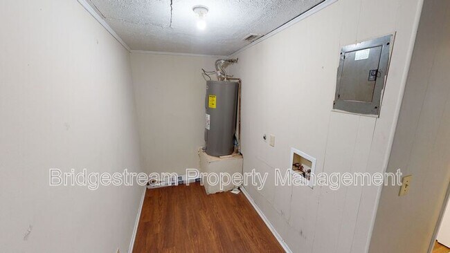 Building Photo - 852 Randler Ave