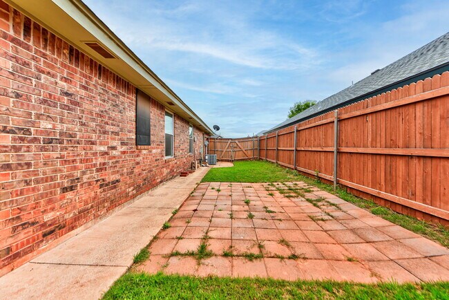 Building Photo - 1817 SE 1st St