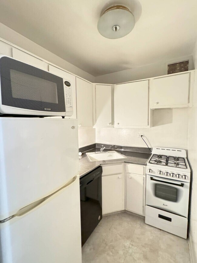 Building Photo - 330 E 49th St
