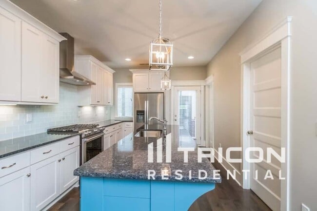 Building Photo - 1240 Hillwood Private Cove