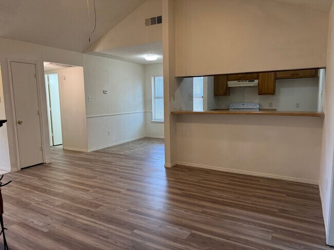 Building Photo - 716 Woodland Ct