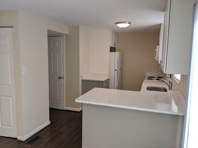 Building Photo - Renovated townhouse in established neighbo...