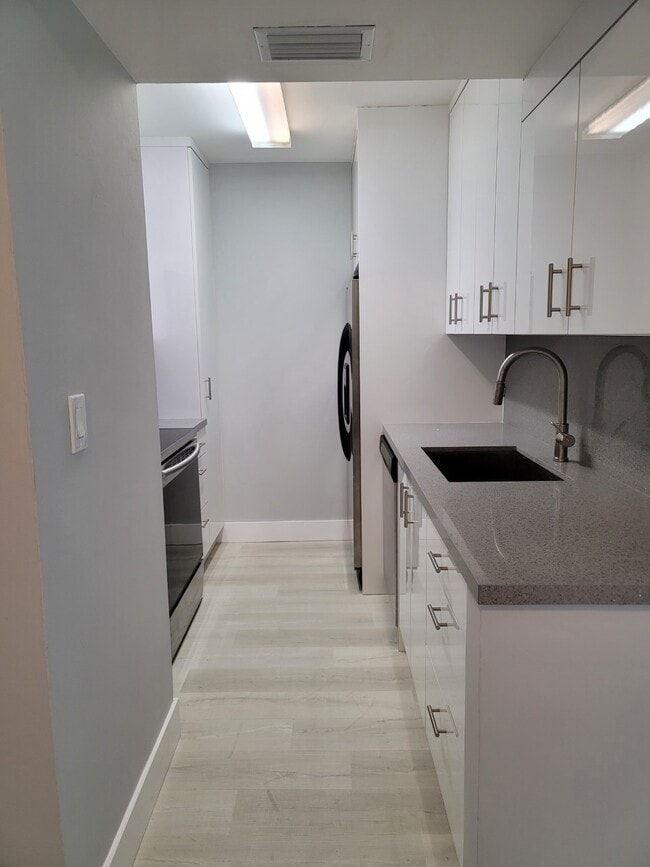 Building Photo - 10790 N Kendall Dr