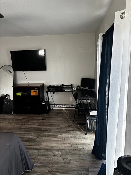 Building Photo - Room in Duplex on El Retiro Rd