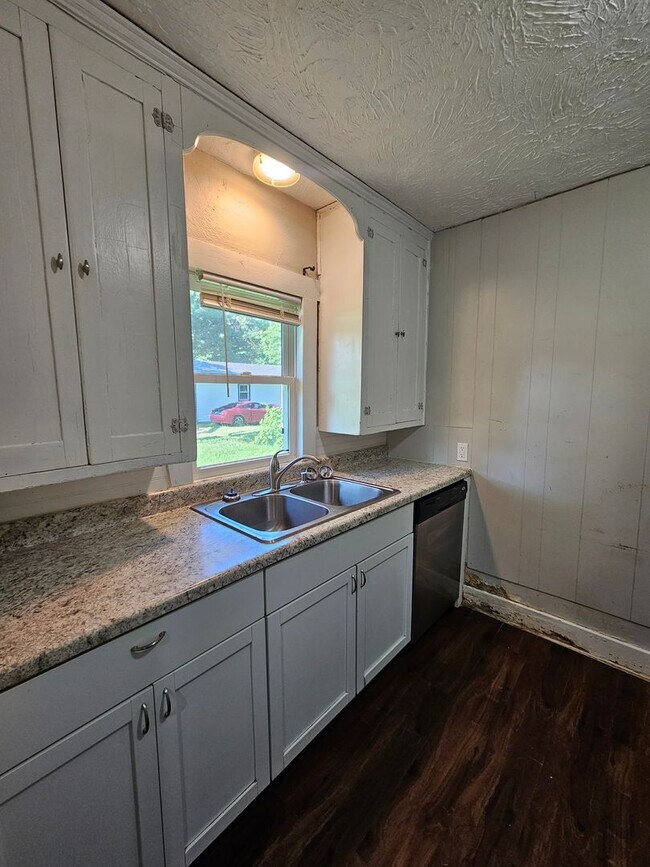 Building Photo - 2 bedroom | 1 Bathroom Home | Pets Welcome!