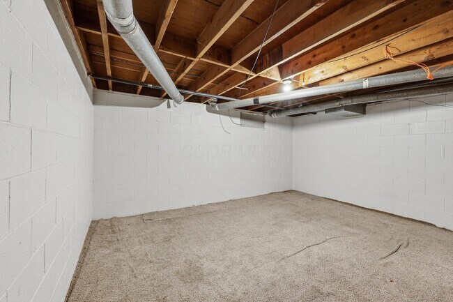 Building Photo - 1759 Lonsdale Rd
