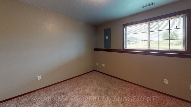 Building Photo - SPACIOUS AND AMENITY FILLED 3 BD, 2.5 BA T...