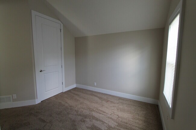 Building Photo - Beauty is on the inside! Outstanding 2-Bed...
