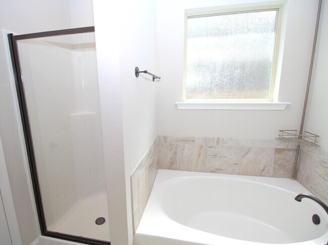 Building Photo - Spacious 3-Bedroom, 2-Bath Brick Home in N...