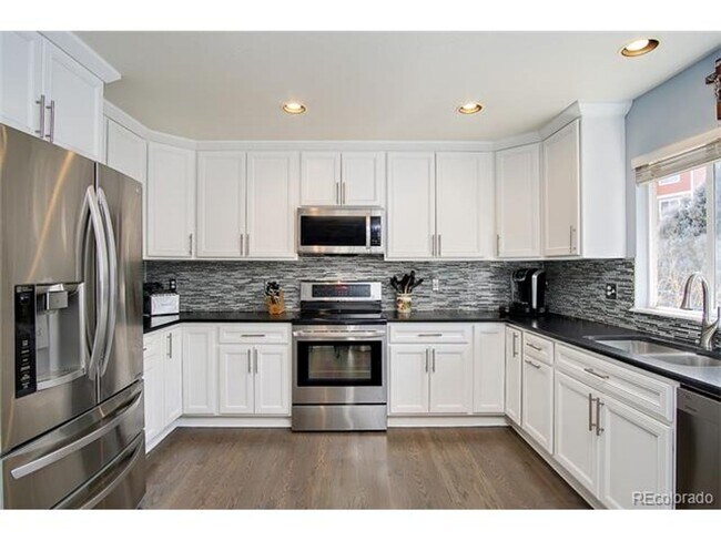 Building Photo - Beautiful single family home with 4 bed an...