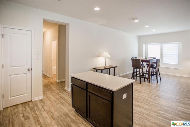 Building Photo - 242 Mossycup Dr