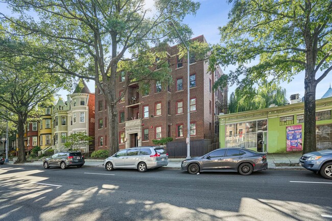 Building Photo - 2 Bedroom Beauty in Bloomingdale! Pets Wel...