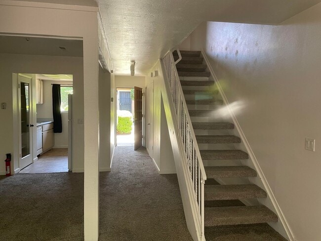 Building Photo - 2 Bedroom 1.5 bath Townhome!