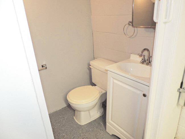 Building Photo - Renovated 3 Bed 1.5 Bath Cape Cod For Rent...