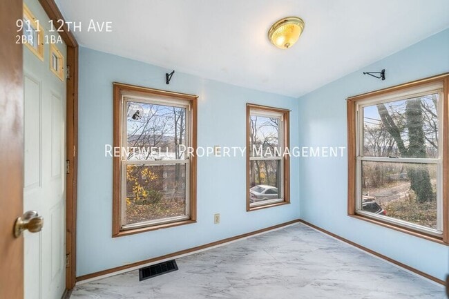 Building Photo - 911 12th Ave