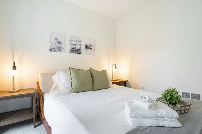 Building Photo - 4453 Aurora Ave N