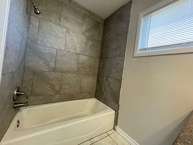 Building Photo - Pre-Leasing 4 bed 2 bath