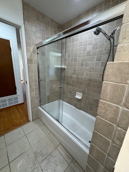 Building Photo - 1008 Huntingdon Dr