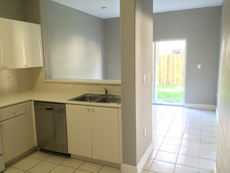 Building Photo - 1663 SE 29th St # 109