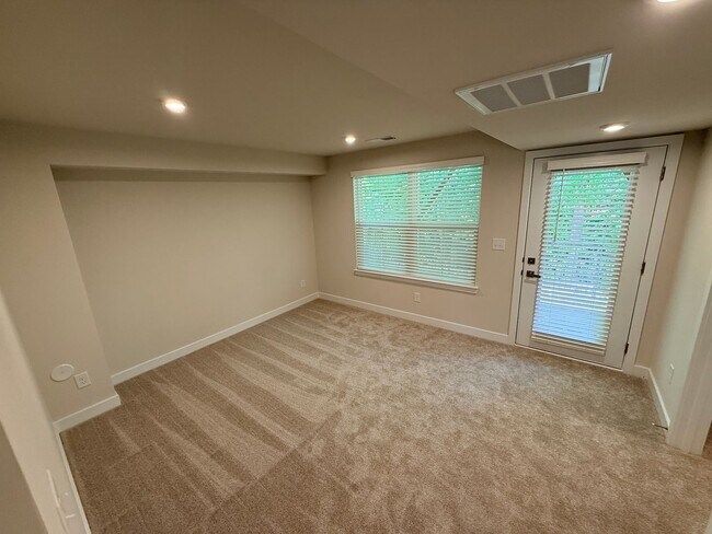 Building Photo - Brand New Townhome in the heart of Charotte