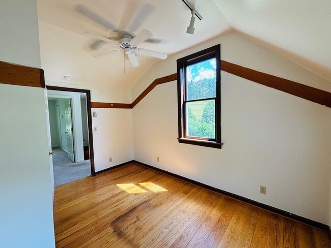 Building Photo - 2700 Meadowbrook Dr