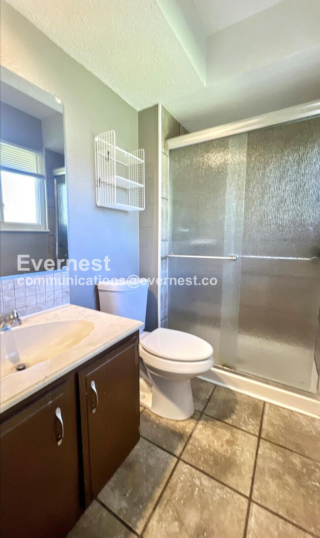 Building Photo - 4 Bed, 2 Bath Home with Garage / Pet-Frien...