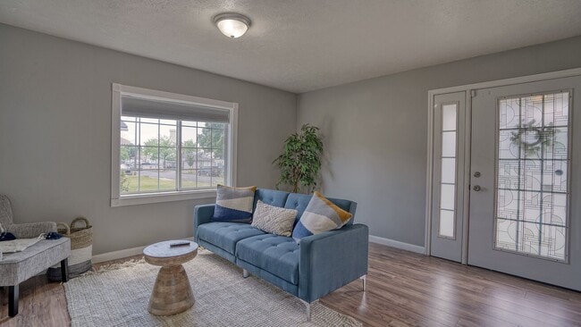 Building Photo - 2-bedroom/1 bathroom, parking included