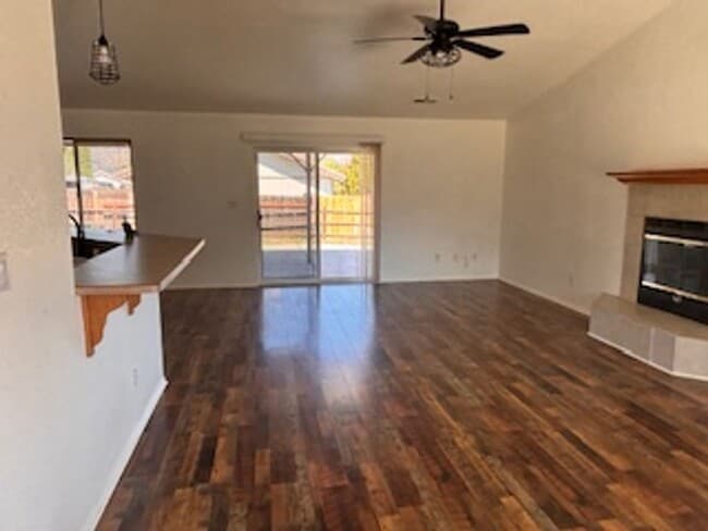 Building Photo - Corner lot in Golden Hills 3bdrm, 2 bath